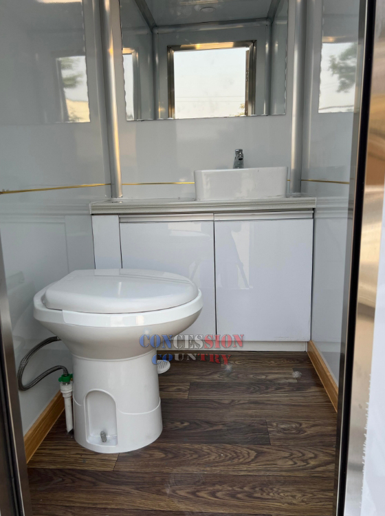 Small Restroom Trailers 2 Stalls Luxury VIP Mobile Toilet Trailer Portable Bathroom Trailer