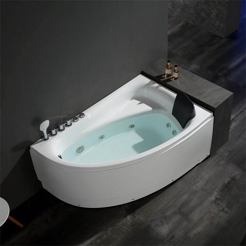 Угловая ванна-джакузи с гидромассажем