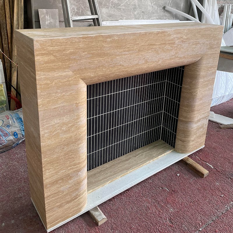 Каминный портал из бежевого травертина для гостиной