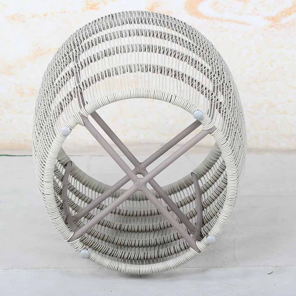 Белая плетёная мусорная корзина на колёсах