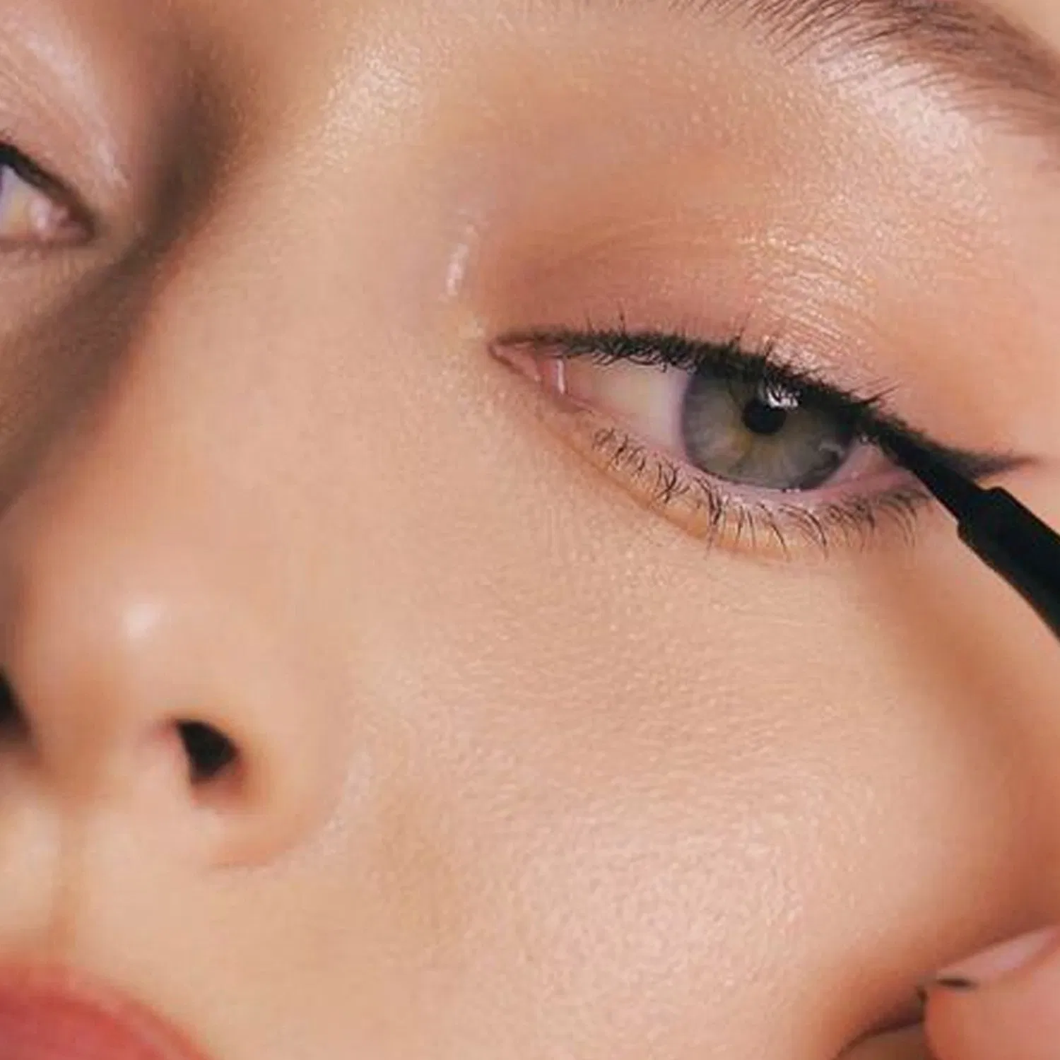 Customized Glittering Eyeliner: Diamond Free Sample