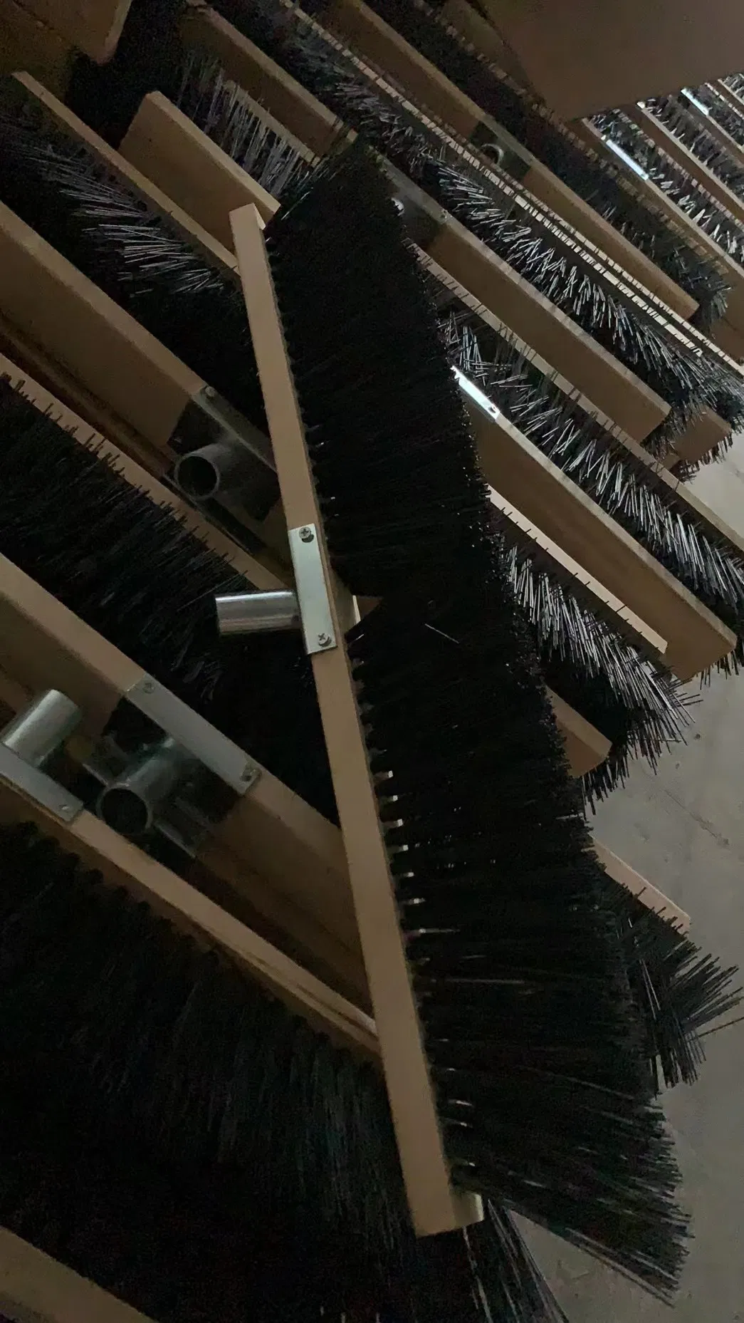 24 Inch Deck Brush Broom Walkway Broom in China