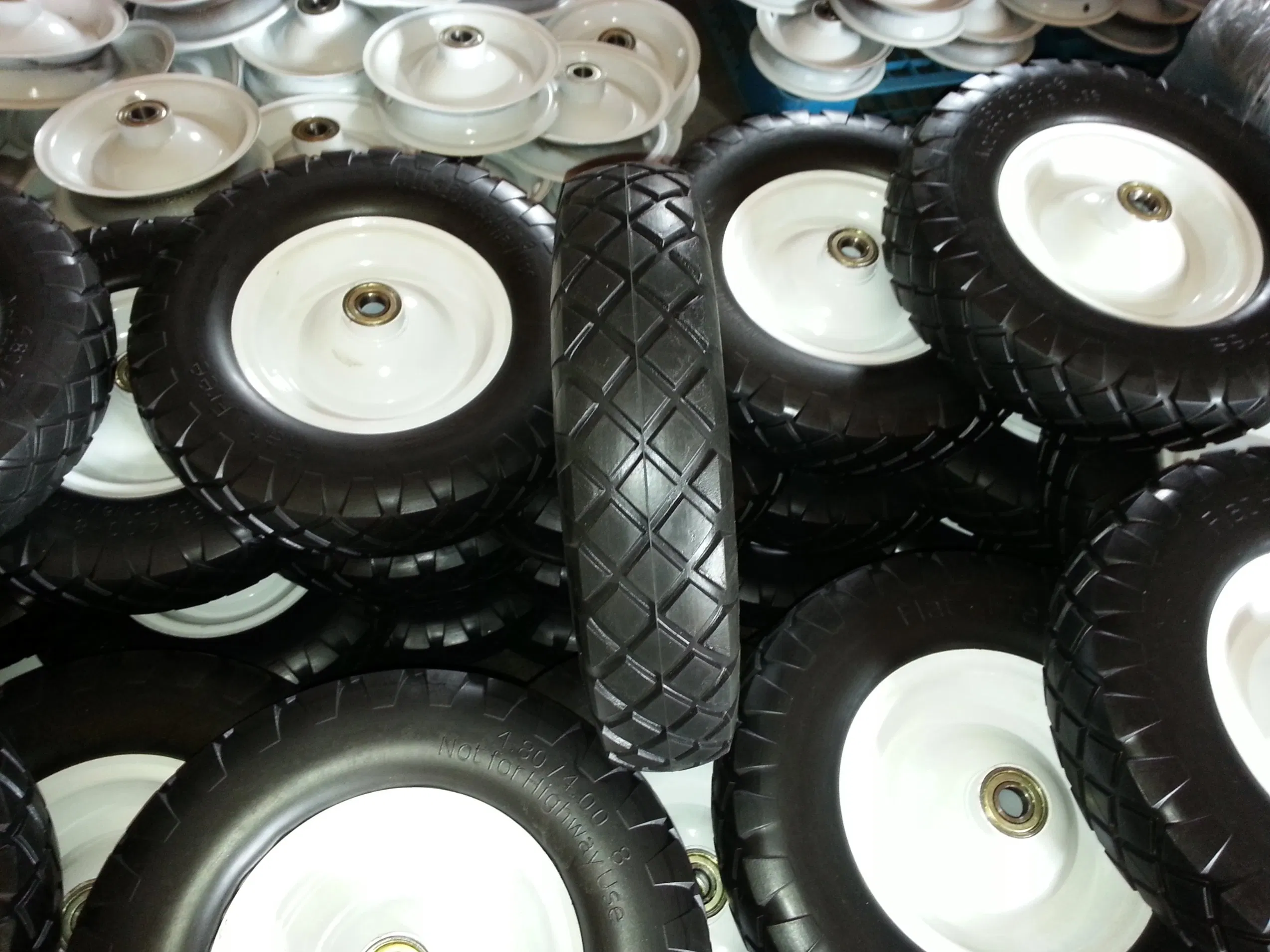 Colorful Tyre Light Weight Durable Heat Resisting Punture Proof PU Foam Wheel (4.00-8)
