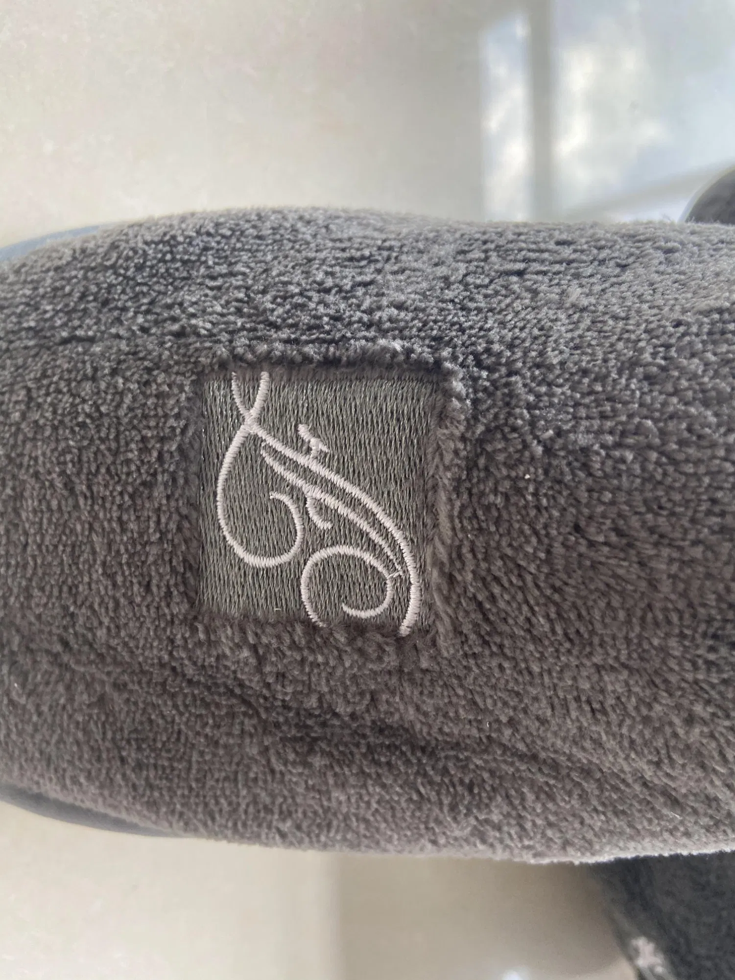 Manufacturer Professional Custom One-Time Personalized Washable Velvet Embroidery Logo White Hotel Slippers