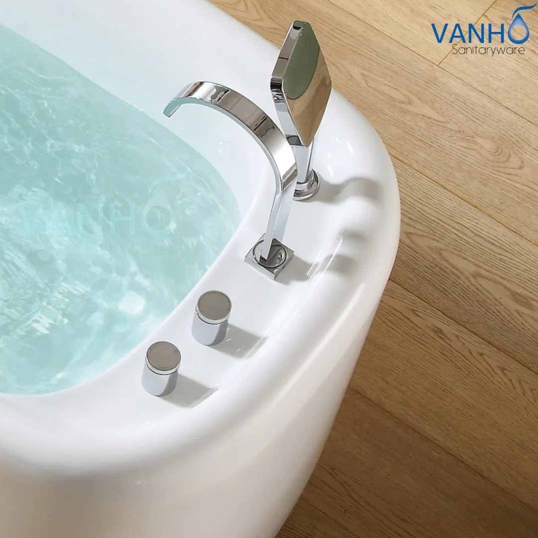 Маленькая акриловая ванна в стиле минимализм