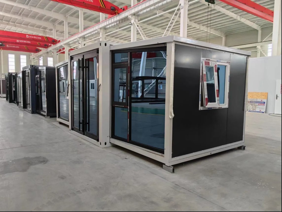 Factory Price Prefabricated Expansion/Foldable Container House for Holiday/Living
