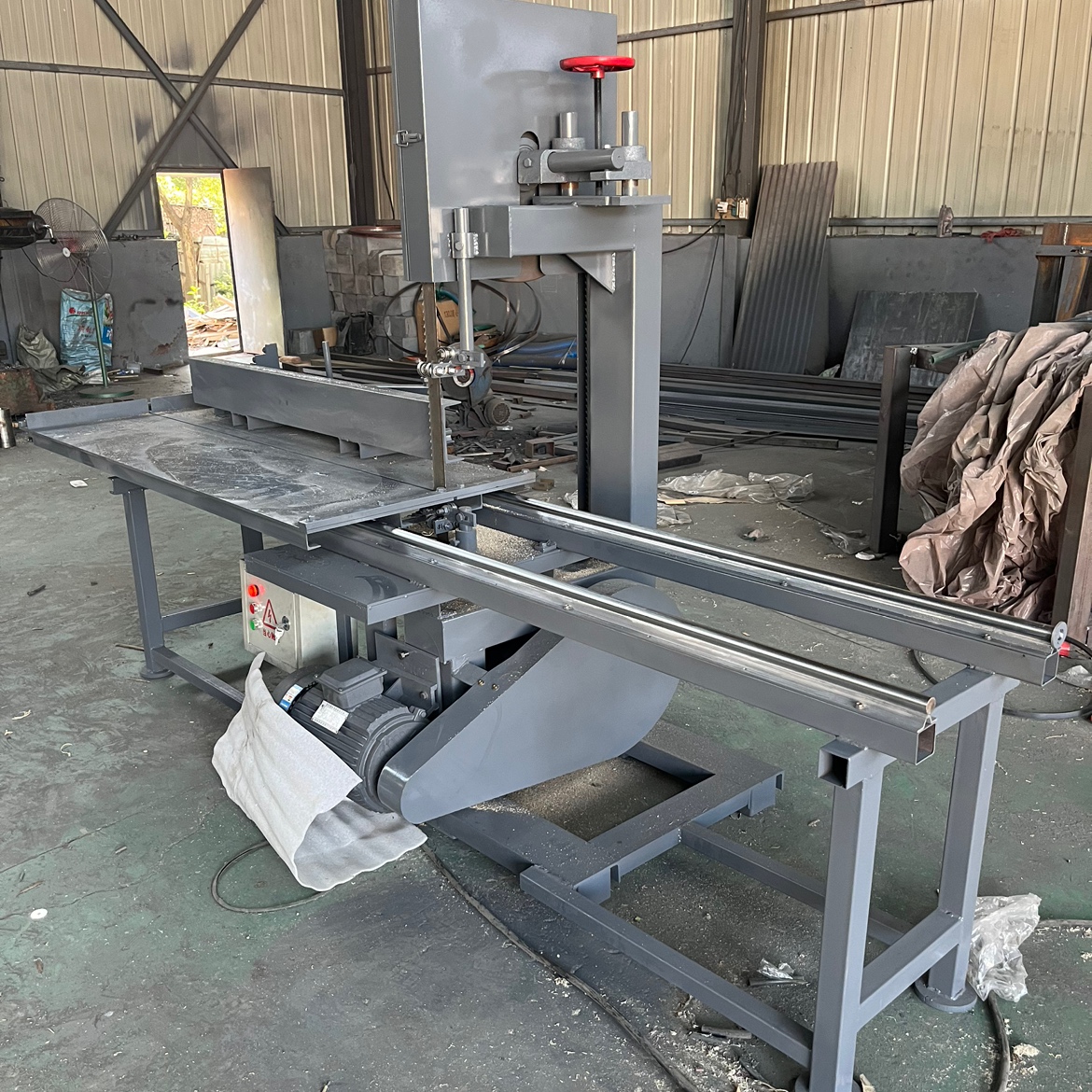 Ленточная пила по дереву вертикальная портативная