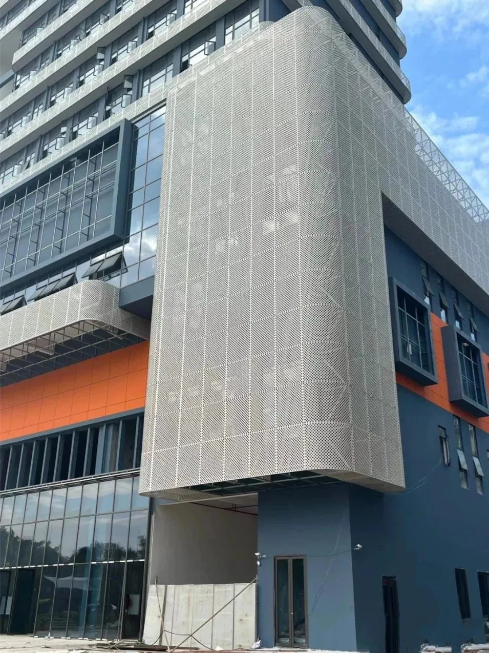 Lightweight and Aesthetically Pleasing Aluminum Curtain Walls Are Suitable for Outdoor Decoration.