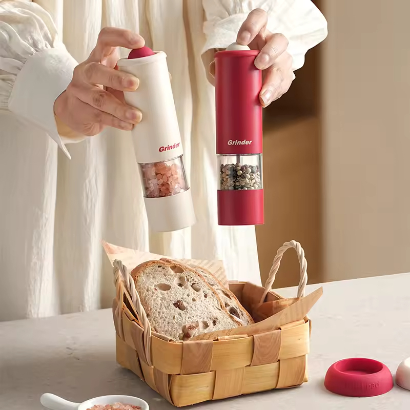 Electric Plastic Pepper Grinder for Home Kitchen Freshly Ground Seasoning Pepper Grinding Bottle