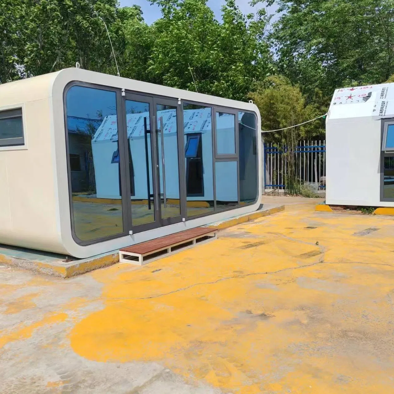Modern Prefab House Apple Cabin Office Tiny Container House One Bedroom Washroom Mobile House