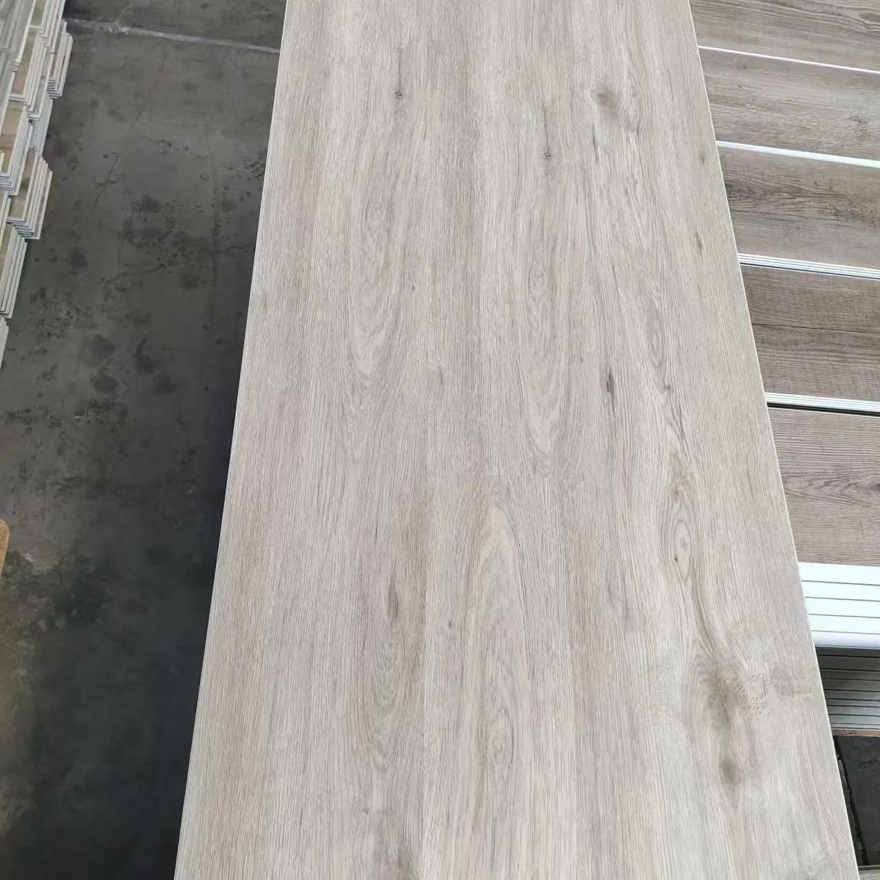 Водостойкий ламинат SPC под орех