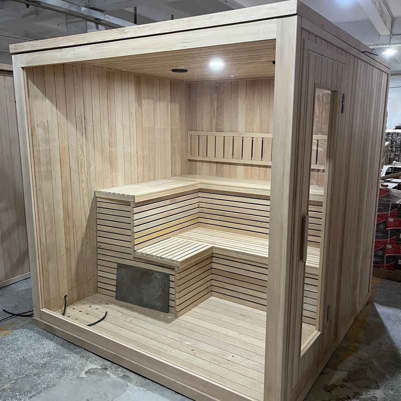 Уличная сауна-куб с окнами из хемлока