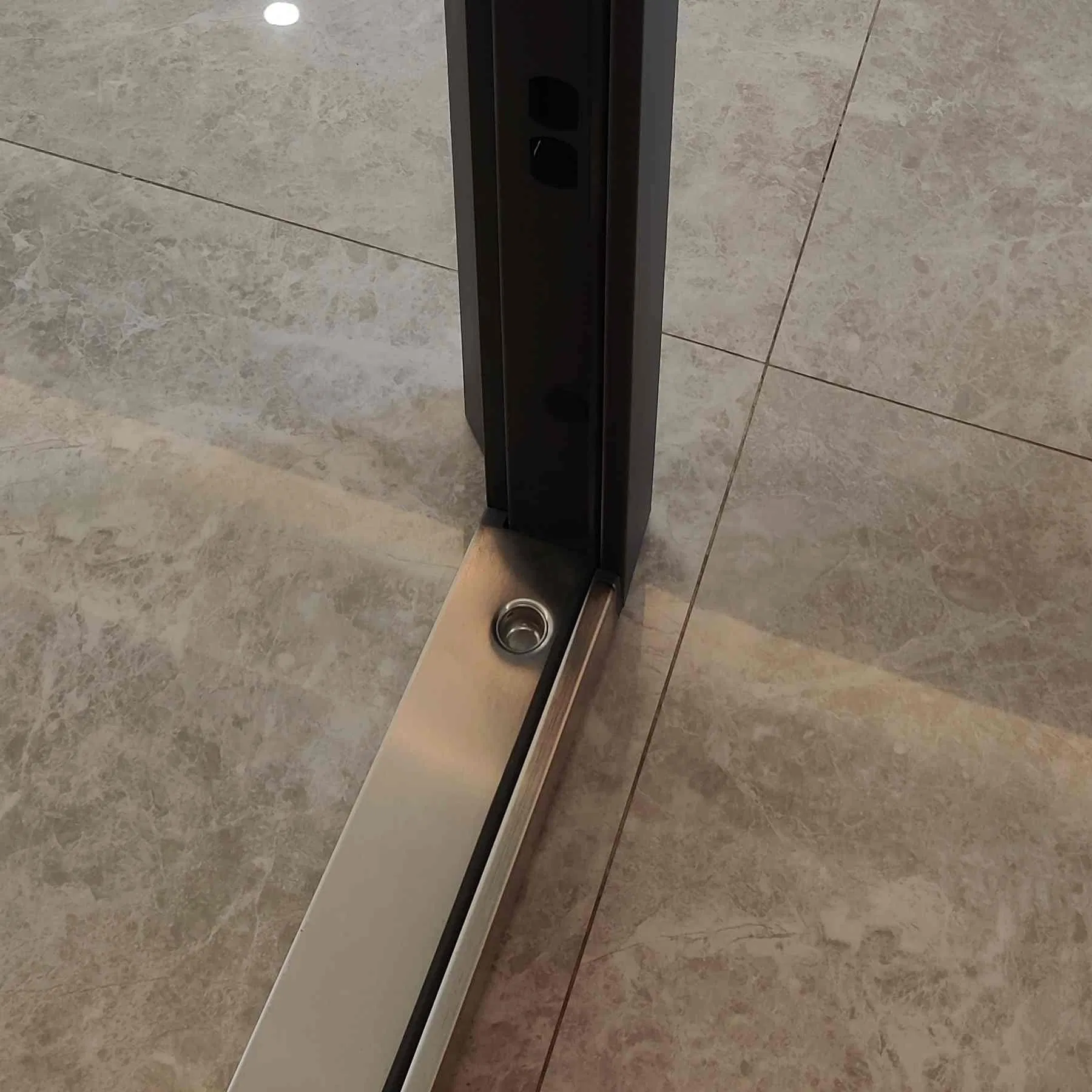 Декоративная металлическая входная дверь с решеткой