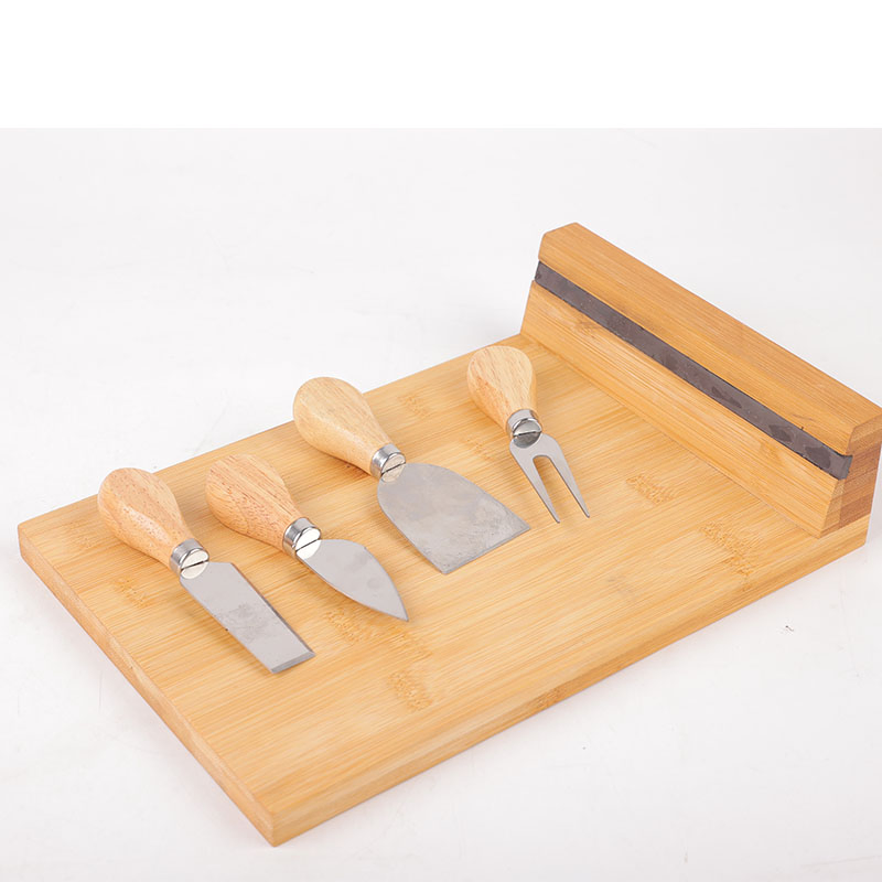 Набор для сыра и колбас: доска и ножи из бамбука