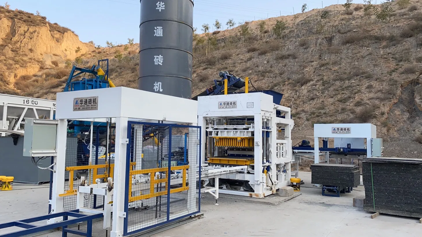 Qt10-15 Fully Automatic Hydraulic Concrete Block Molding Machine