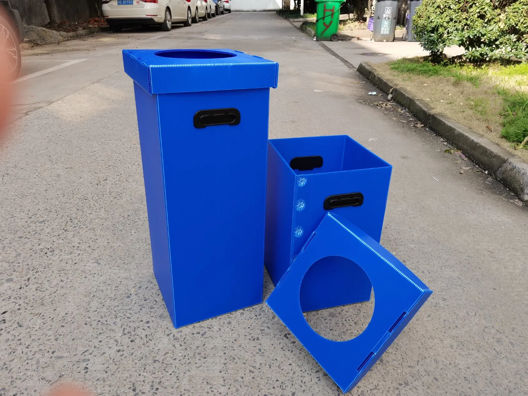 Прочный пластиковый контейнер для мусора с крышкой