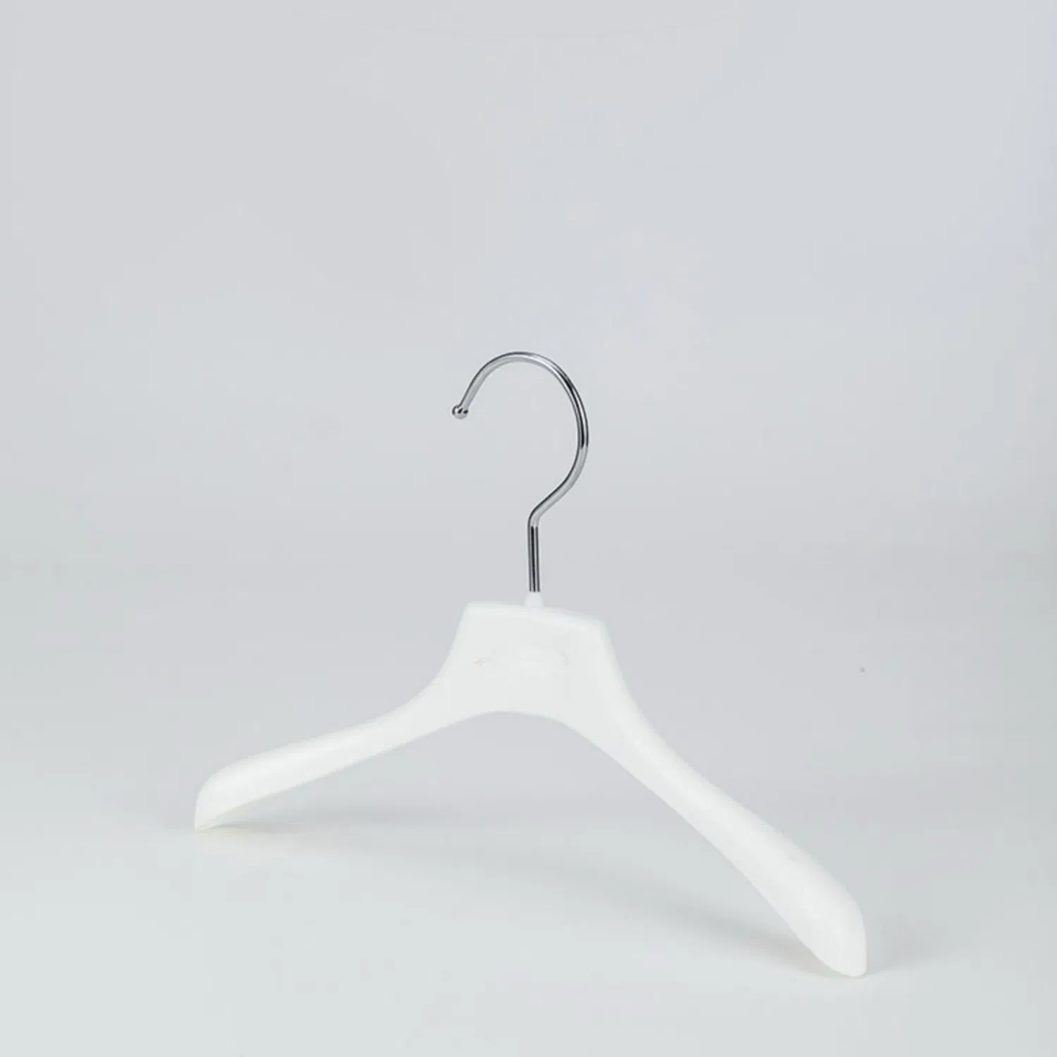Тонкие пластиковые вешалки для экономии места в шкафу