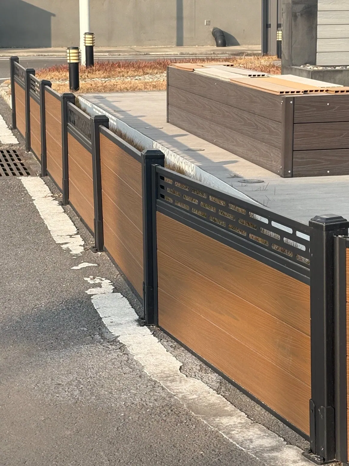 Windproof Sturdy WPC Fence Aluminum Posts Privacy Protection Waterproof Design