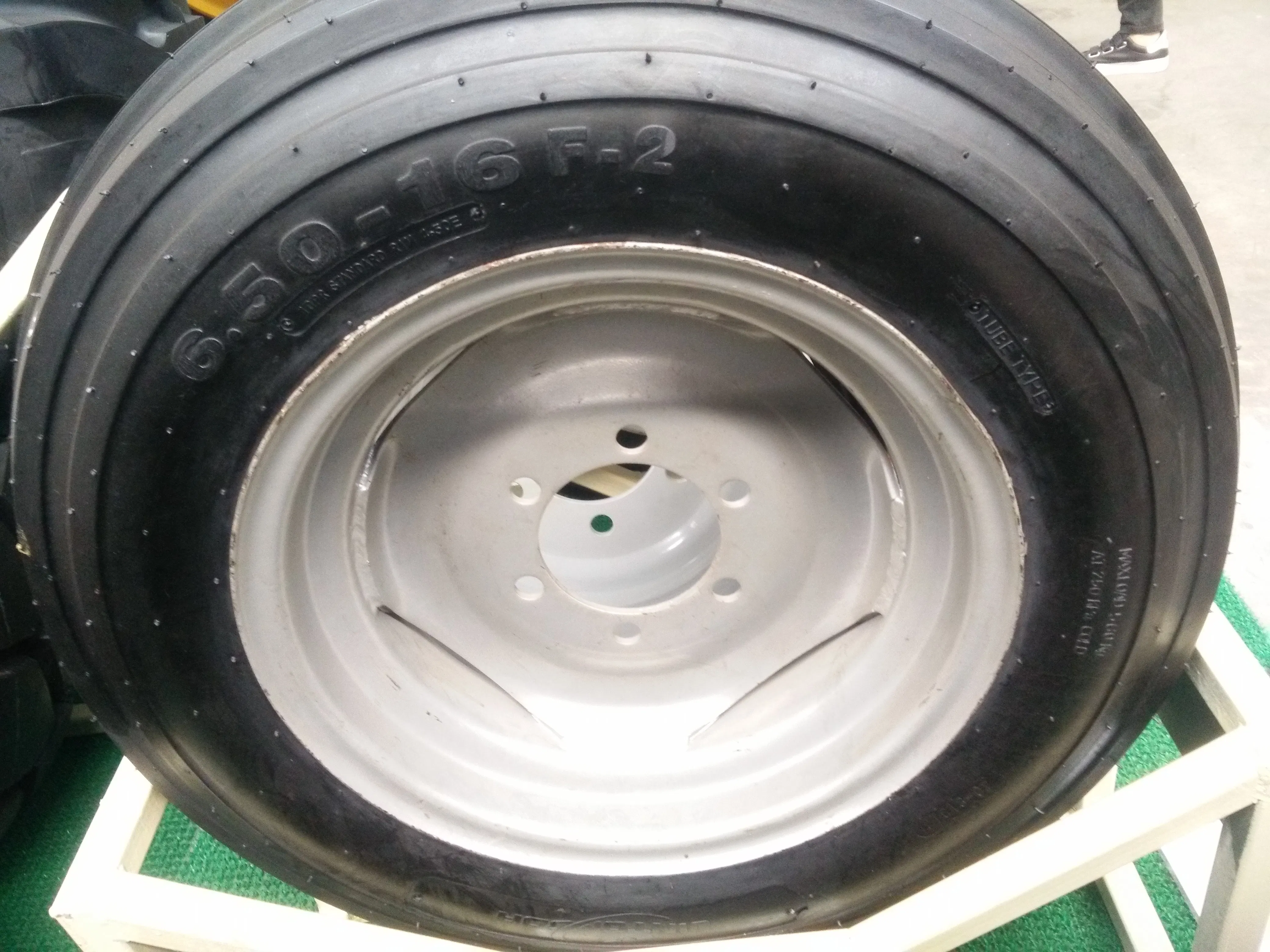 Premium Quality 14.9-24 R2 Tractor Tires for Farming