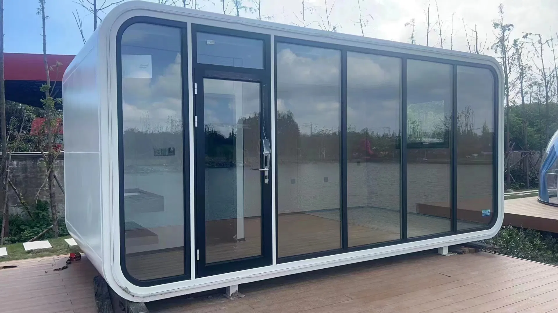 2025 Outdoor Prefab House Living and Working Apple Cabin Design Office Pod