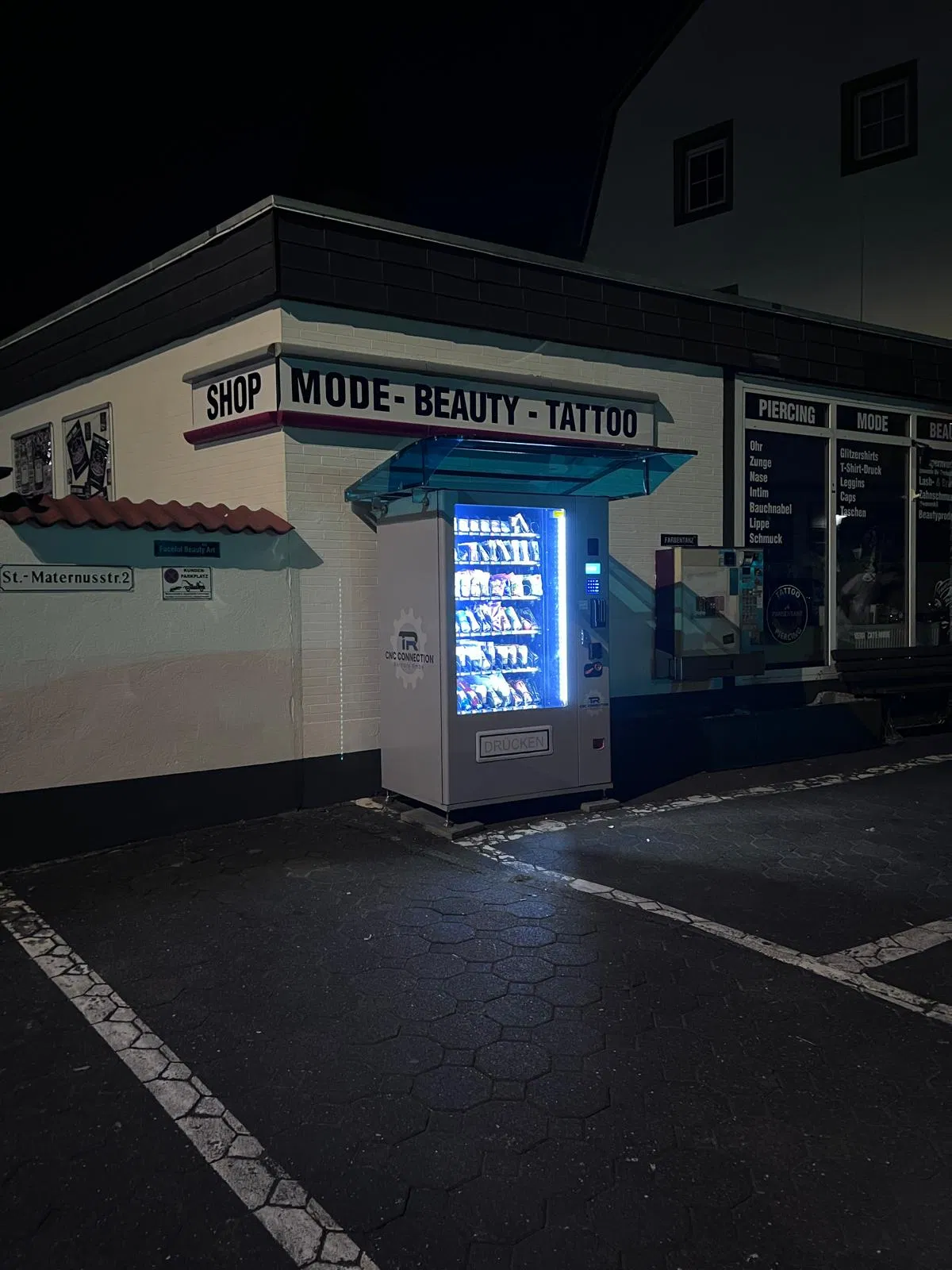 Focusvend Offer Outdoor Vending Machine with Weatherproof Outdoor and Anti-Theft