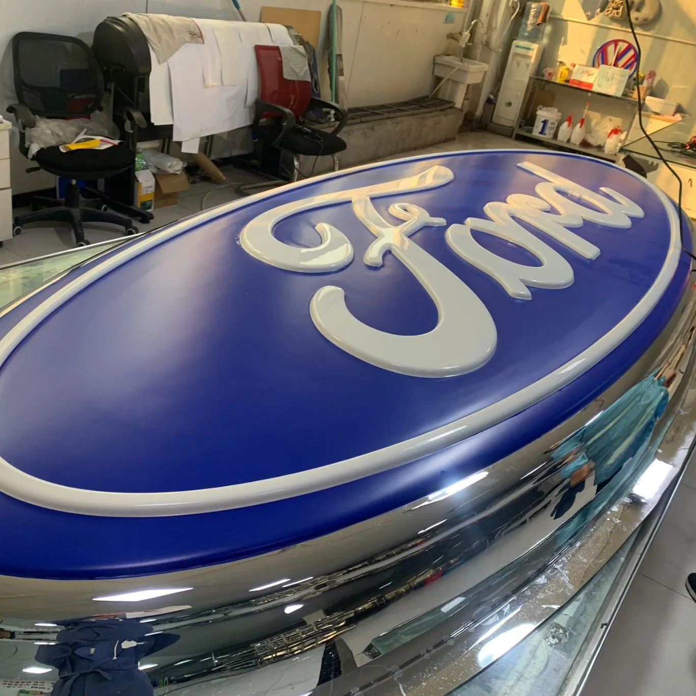 Светодиодная хромированная 3D вывеска-пилон для автосалона