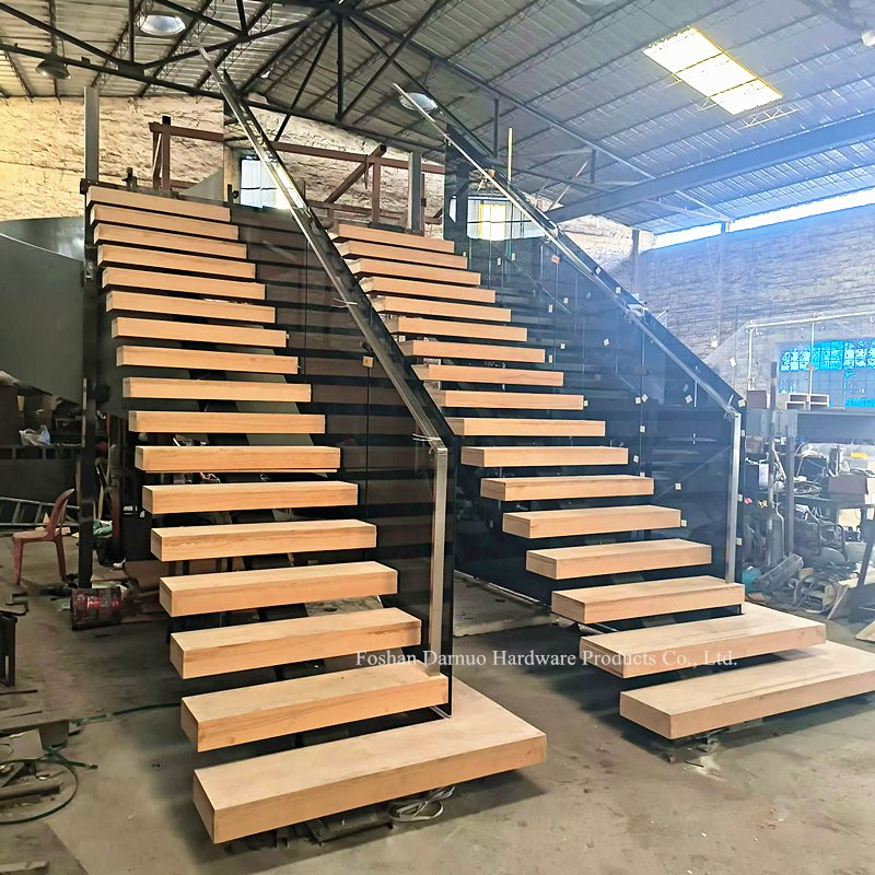 L Shape Solid Wood Straight Metal Staircase with Tempered Glass Railing Design