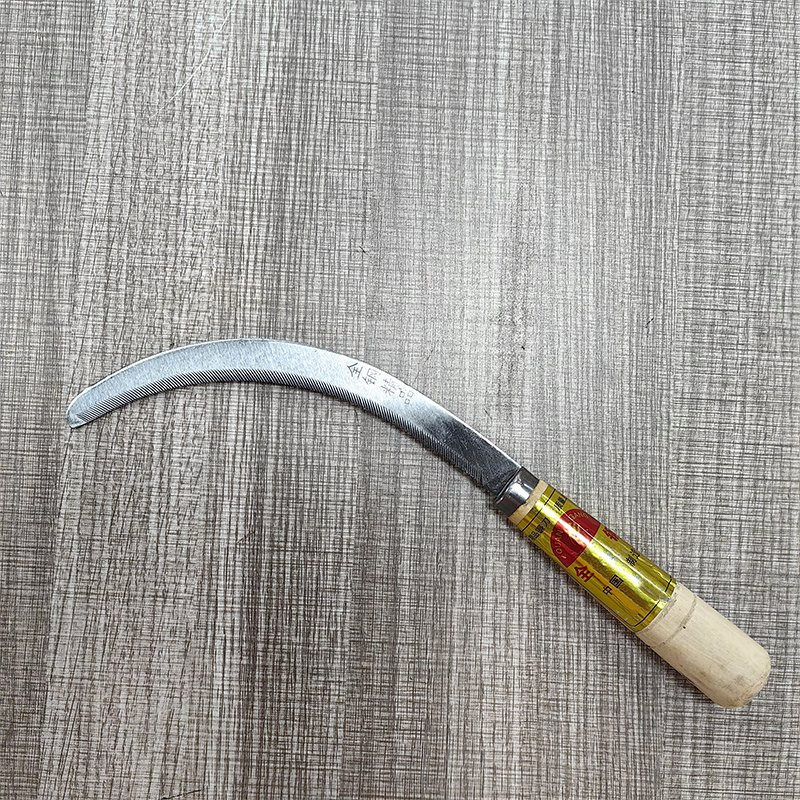 Farm Tools for Cutting Grass and Wheat for Household Use Sawtooth Sickle with Wooden Handle