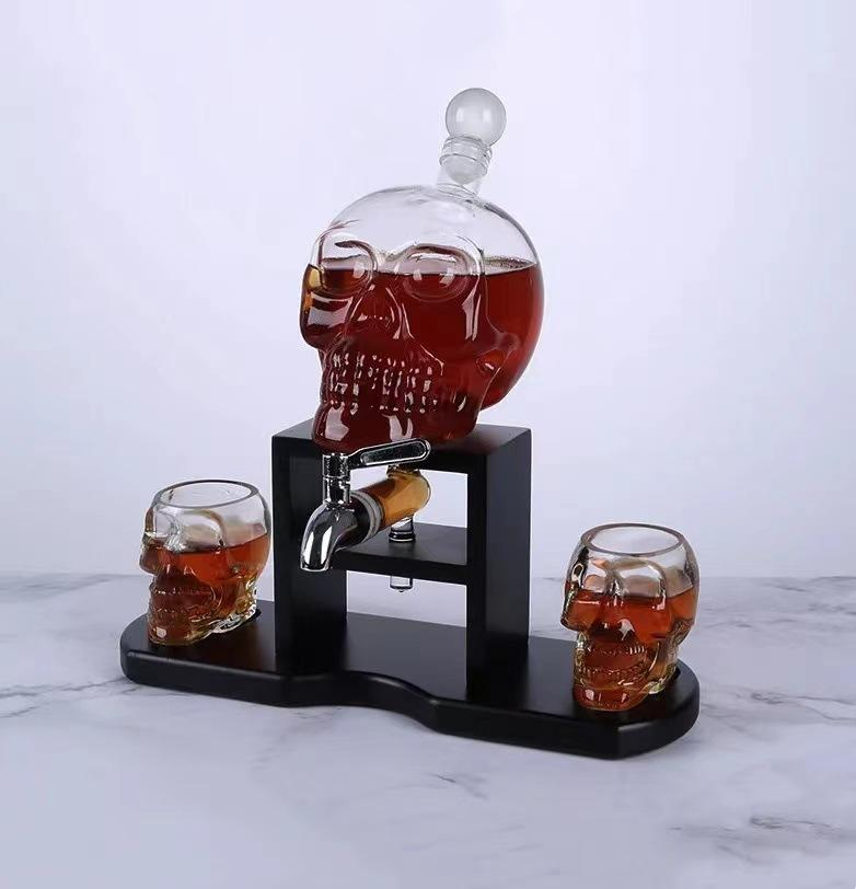 Wholesale 2PCS Skull Glasses Cup Wooden Base Skull Whiskey Decanter Set with Spigot