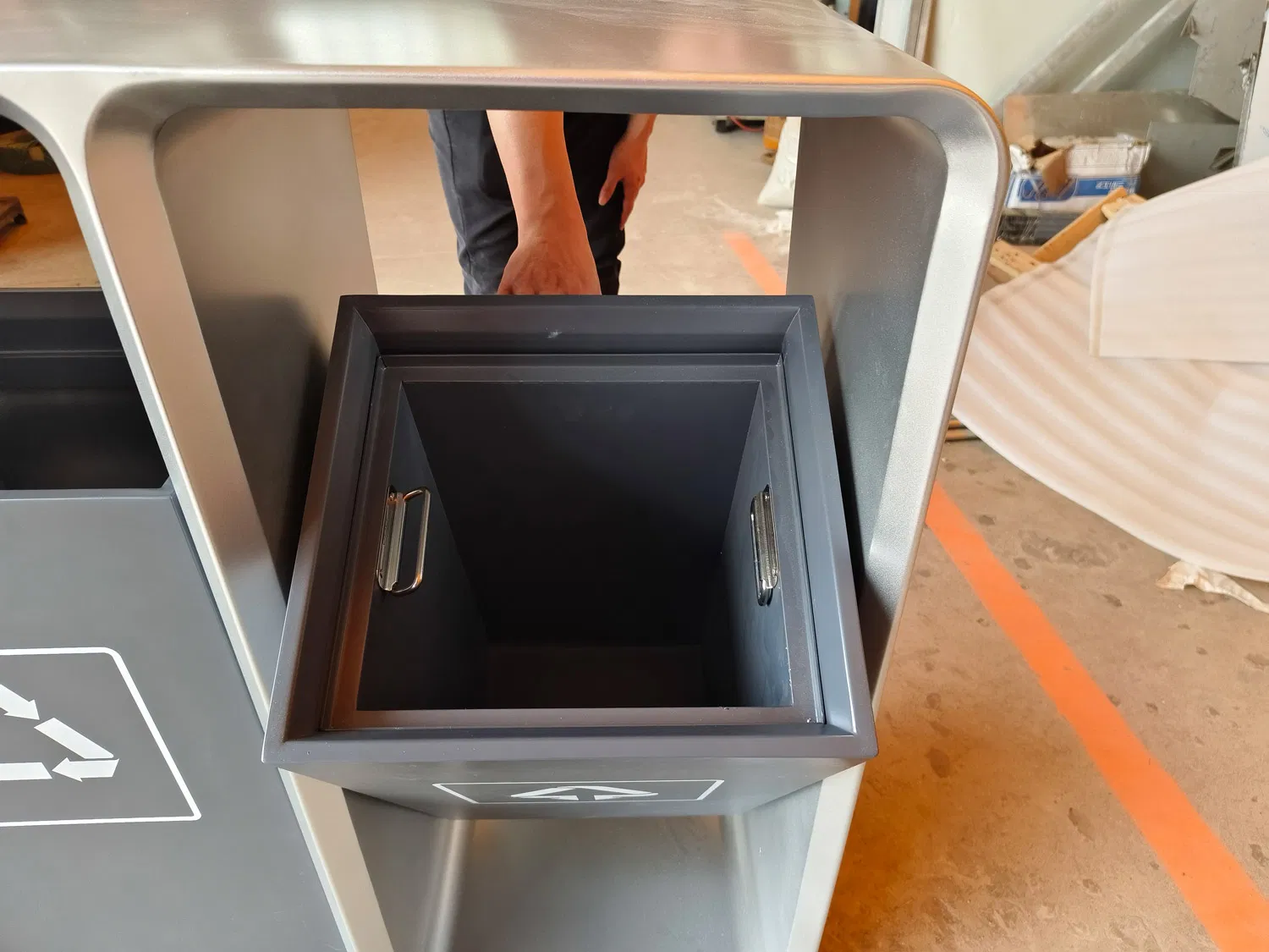 Мусорный бак из нержавеющей стали с логотипом