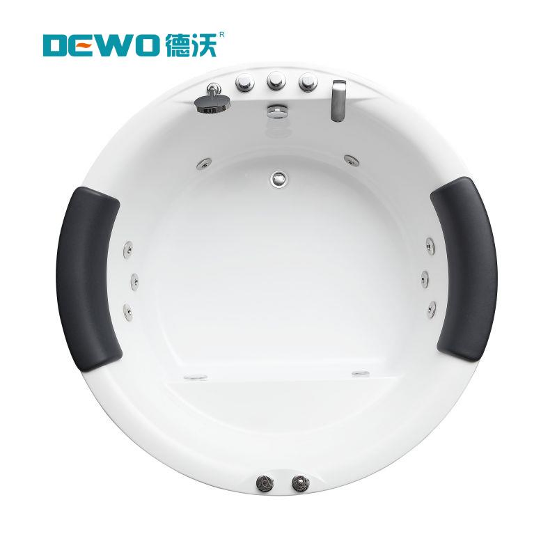 Отдельностоящая круглая ванна для двоих с гидромассажем и медным краном