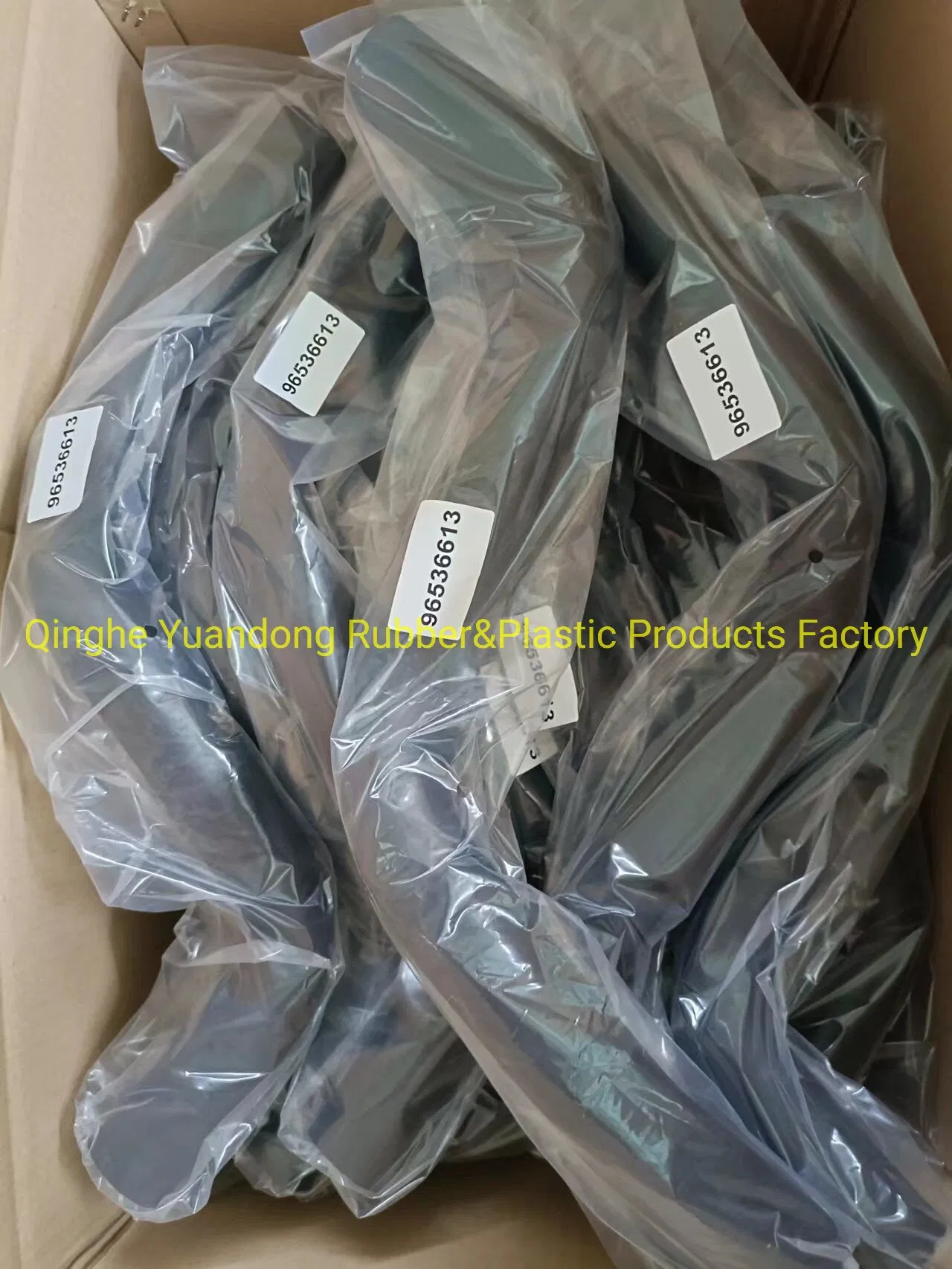 Воздушный патрубок Toyota Hilux 17881-54060
