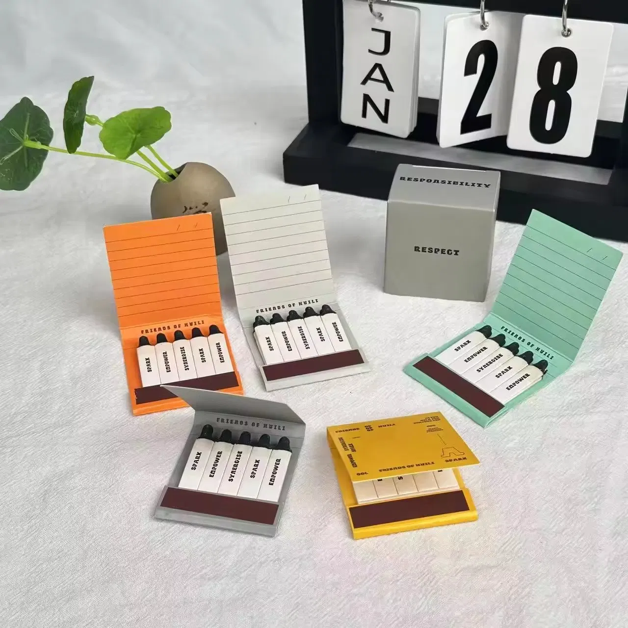 Customized Color Household Decorative Matchbook Paper Sticks Bulk Holder