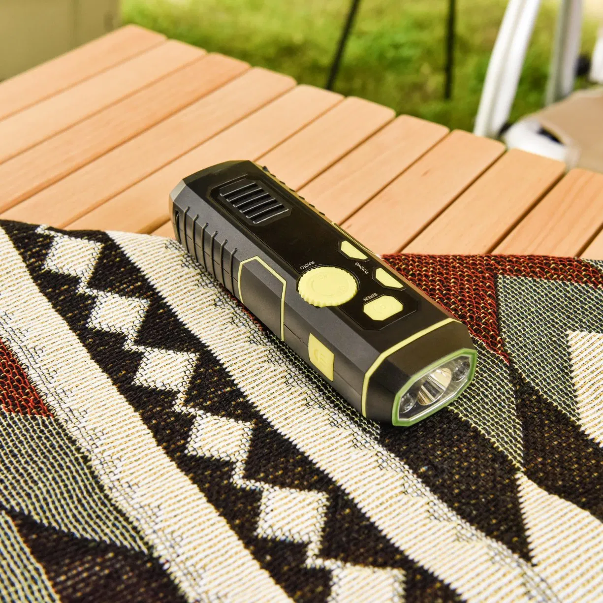 Ручная аварийная радиостанция с фонариком