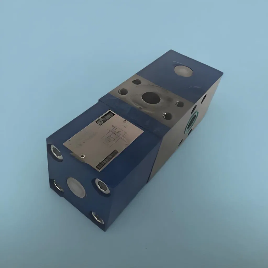 Гидравлический клапан давления с манометром и запорным клапаном