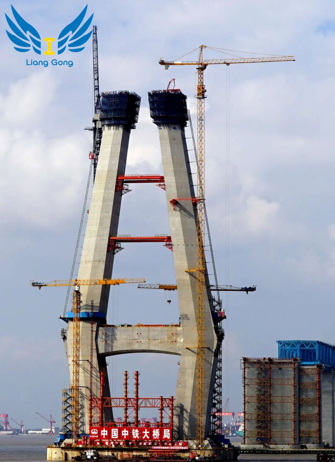 Factory Foreign-Popular Hydraulic Auto-Climbing System for Large-Scale Bridge Concrete Construction Formwork