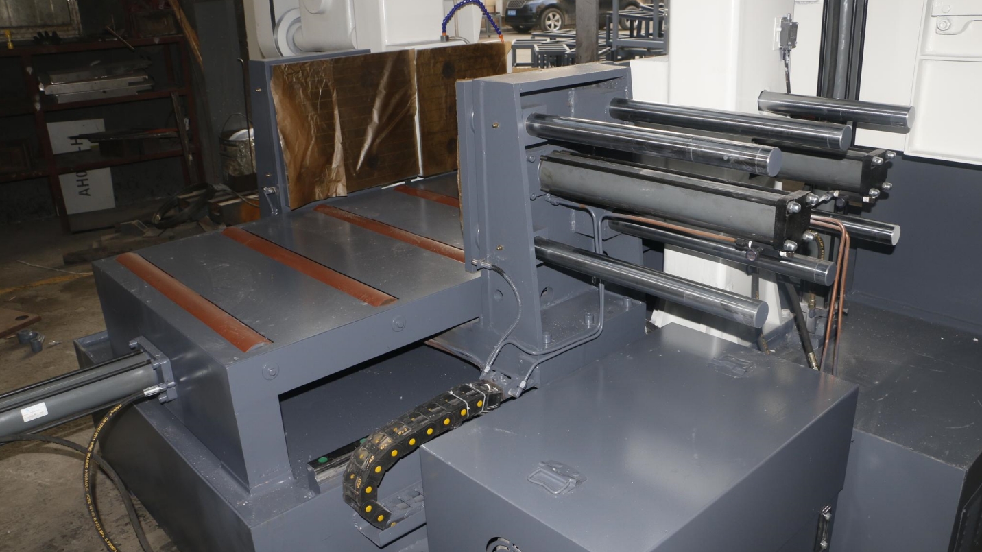 Ленточнопильный станок автоматический с гидравлическим натяжением