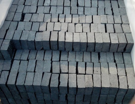 China Black Granite Basalt Cube Stone Cobbles Price for Outdoor Paving