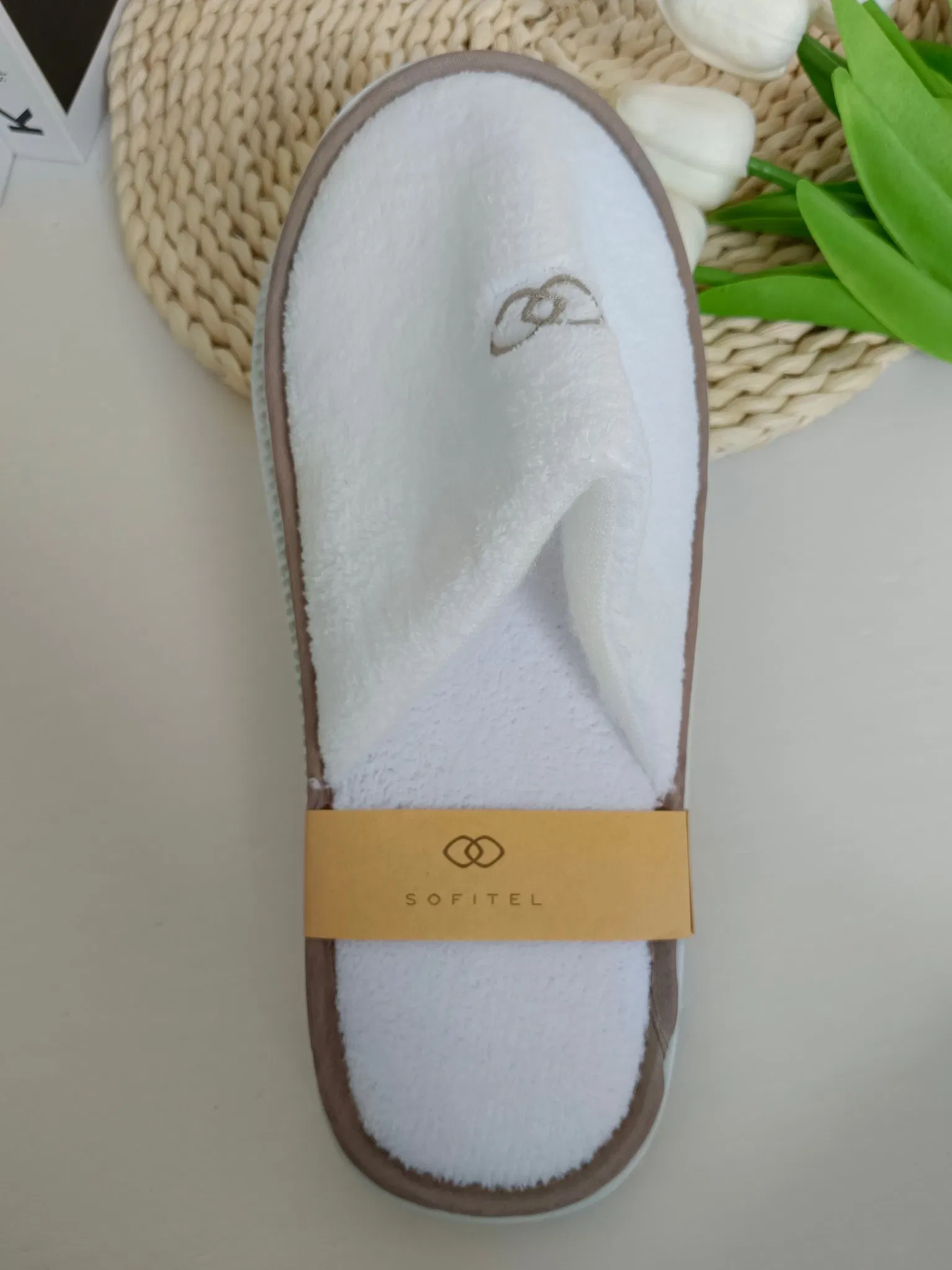 China Manufacturer Velour Terry Cloth Fabric Disposable Slippers Hotel Personalized Embroidery Logo White Coral Fleece Hotel EVA Slippers for 5 Star Hotels