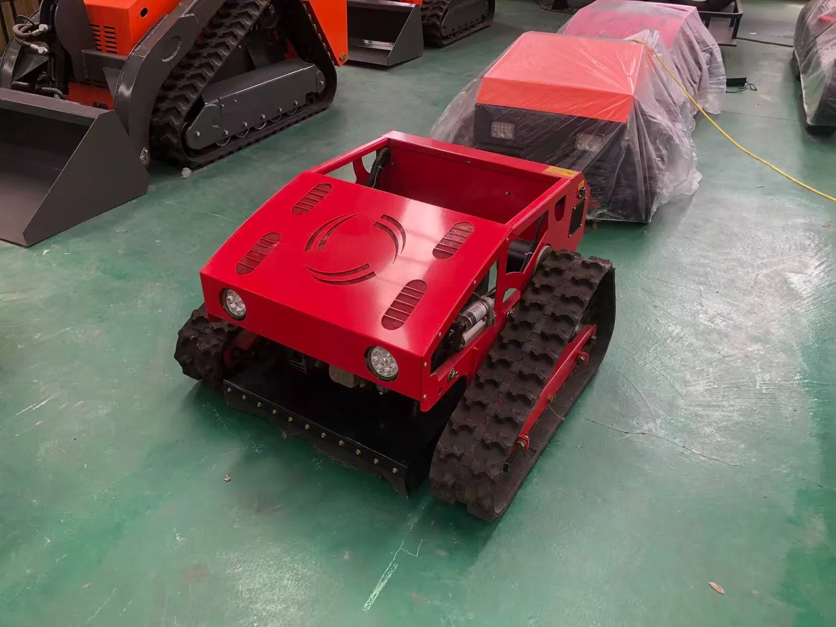 Робот-газонокосилка с бензиновым двигателем и дистанционным управлением