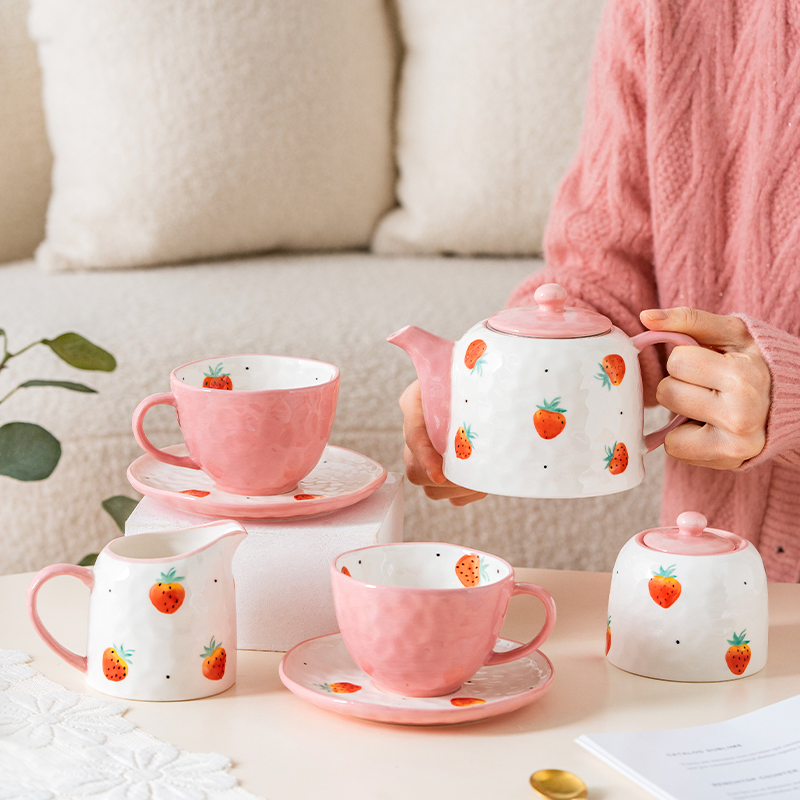 Керамическая чашка с блюдцем ручной росписи 'Клубника'