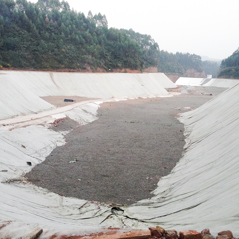 Bentonite Waterproofing Blanket Geosynthetic Clay Liner Gcl for Landfills /Gcl
