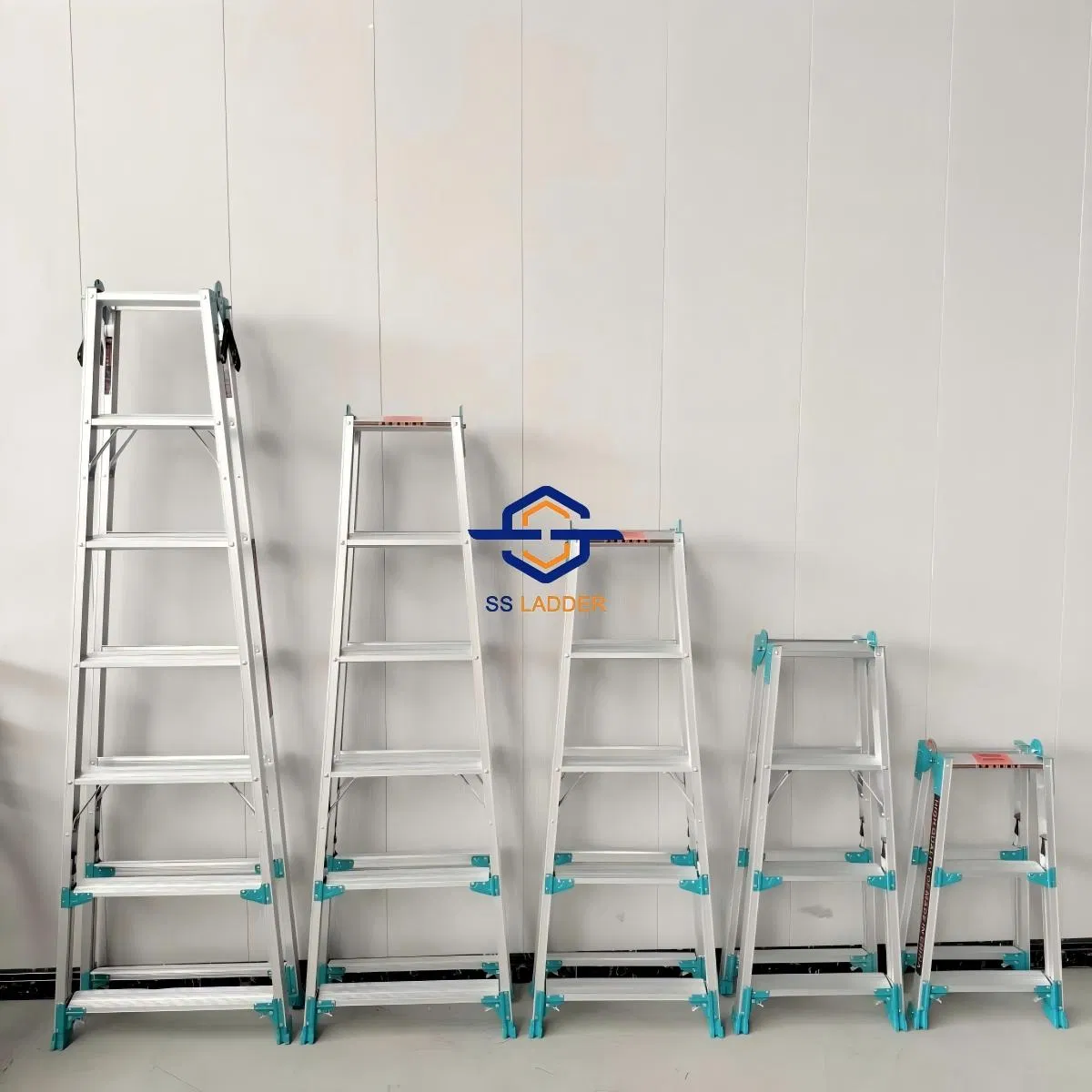 Hot Selling Factory Supply Aluminum Lightweight Multi Purpose Portable Folding Step Ladder with En131 Certified