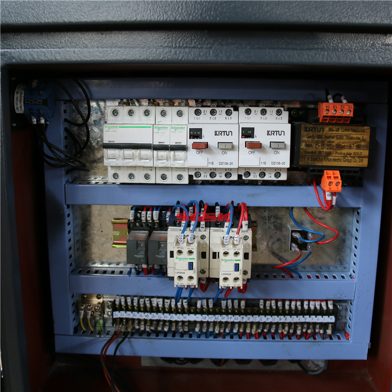 Ленточнопильный станок по металлу с пильным полотном GH4228