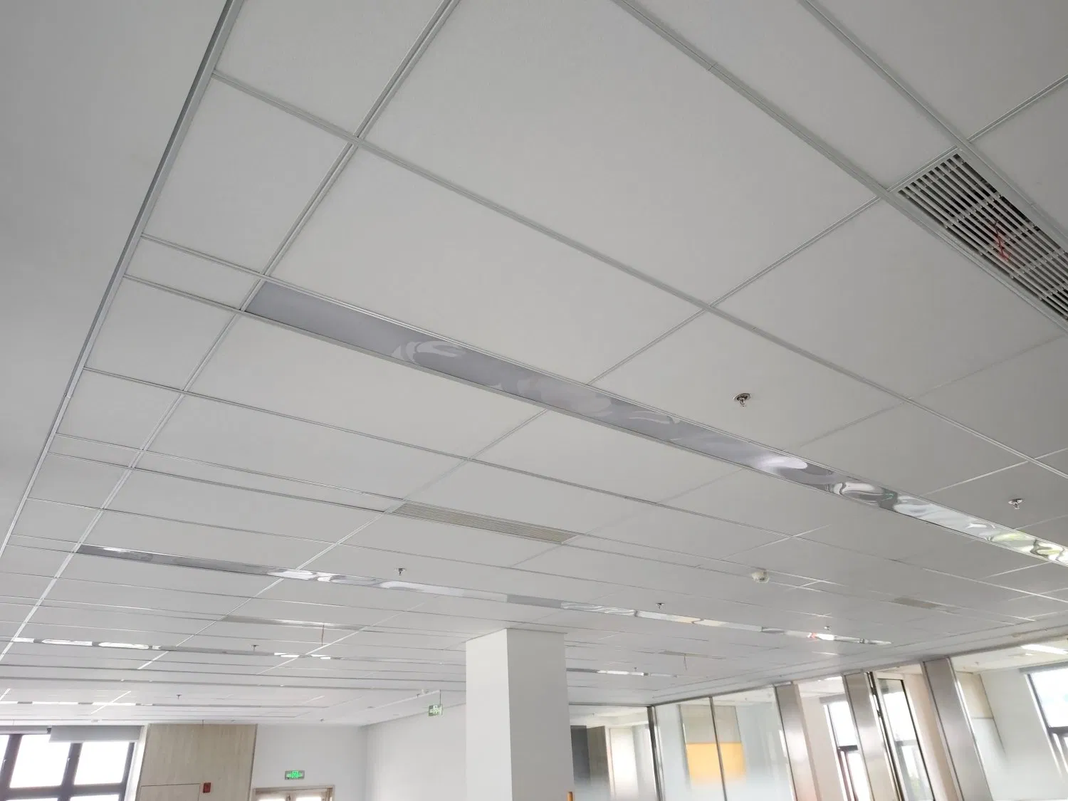 China Factory Fireproof Acoustic Rockwool Insulation False Ceiling Decorative Ceiling Board for Offices