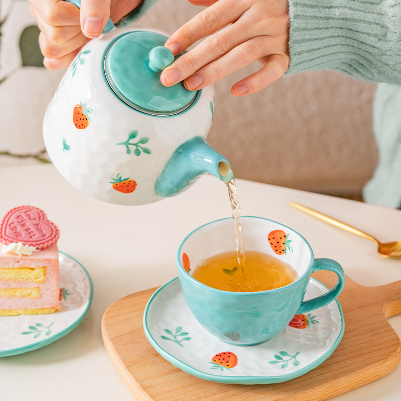 Керамическая чашка с блюдцем ручной росписи 'Клубника'