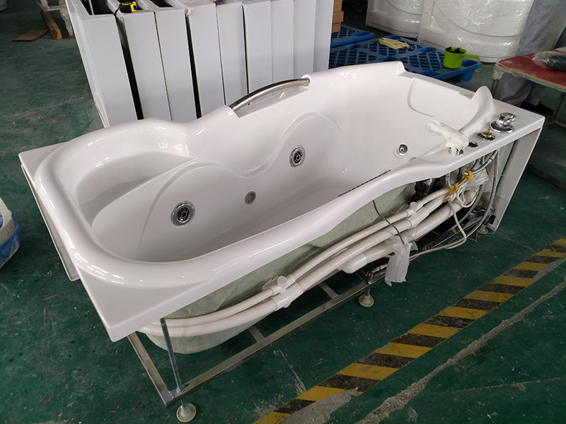 Угловая акриловая ванна с гидромассажем