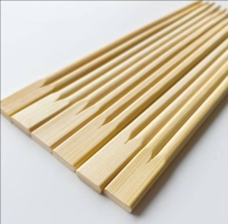 Best-Selling Disposable Primary-Color Bamboo Chopsticks Are Biodegradable.