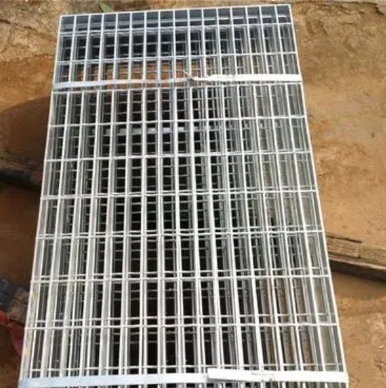 Durable OEM Steel Safety Walkway Grating for Canals