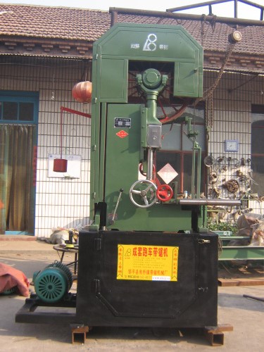 Ленточная пила по дереву вертикальная настольная